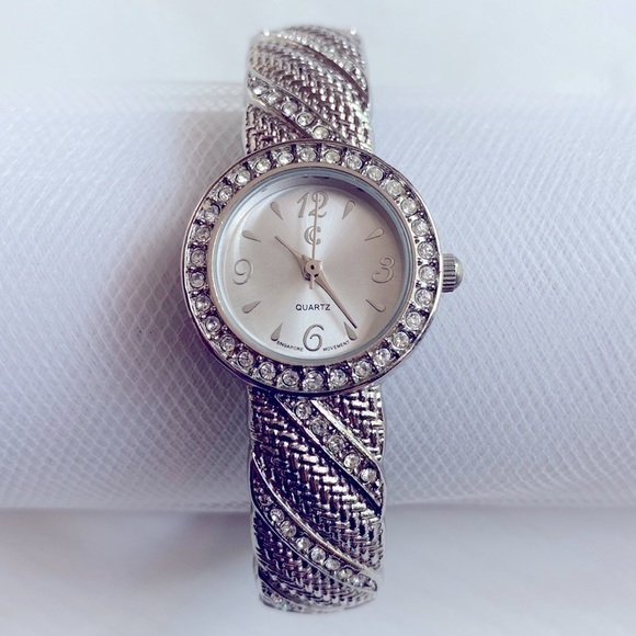 Case Accessories - 𝅺VINTAGE Silver Tone Metal Cuff Watch. Round Face Surrounded by Rhinestones